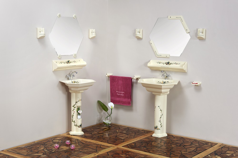 Collection Riviera : lavabo, porte-serviette, miroir, luminaire, porte-savon