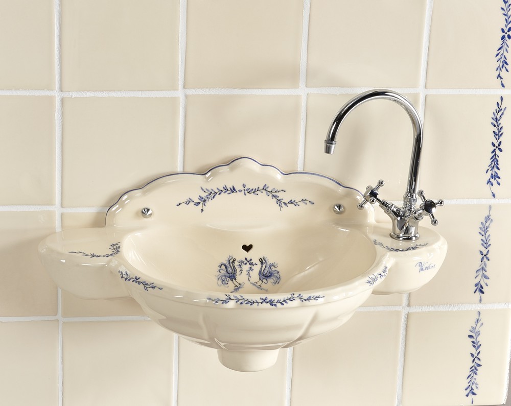 Lave mains Romance avec son carrelage et sa vasque